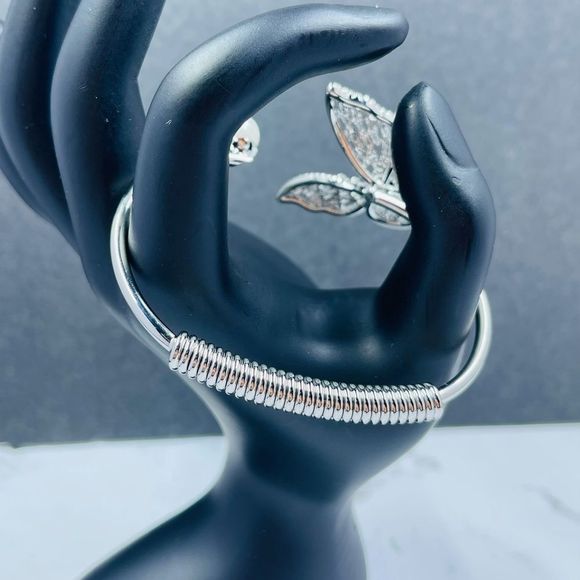 Silver Butterfly bracelet with imitation Pearl - Picture 3 of 7